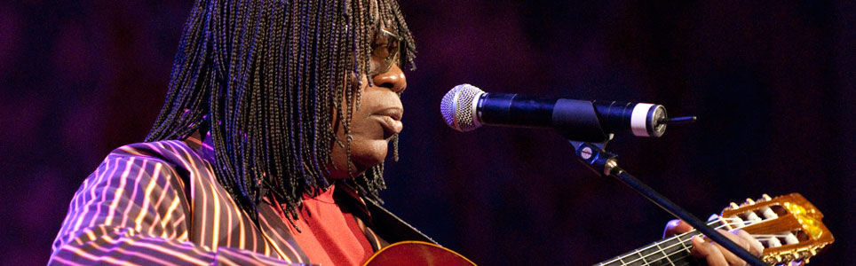 Canção Popular Brasileira: Beatles, Milton Nascimento e Clube da Esquina
